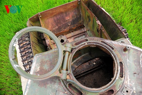 Un tank qui reste depuis 60 ans sur le champ de Muong Thanh - ảnh 5